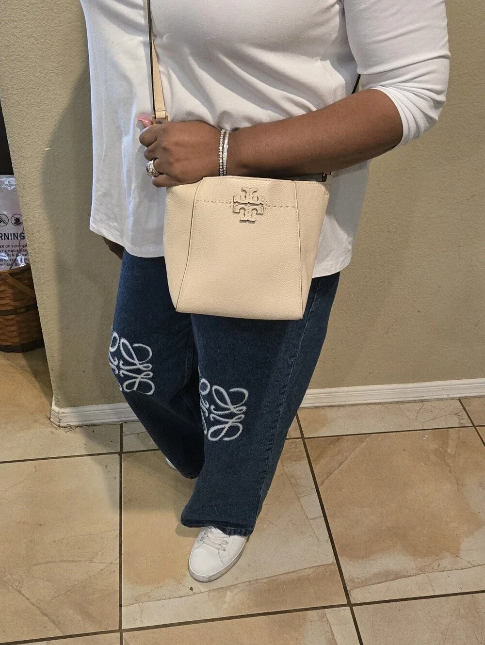 Tory Burch White Pebbled Leather Logo Crossbody Bag with Gold Hardware - Picture 2 of 3